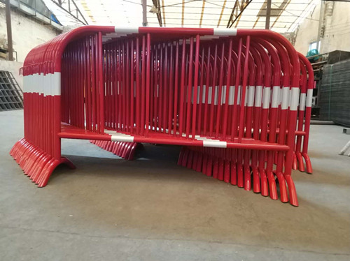 中国建筑大红色铁马护栏