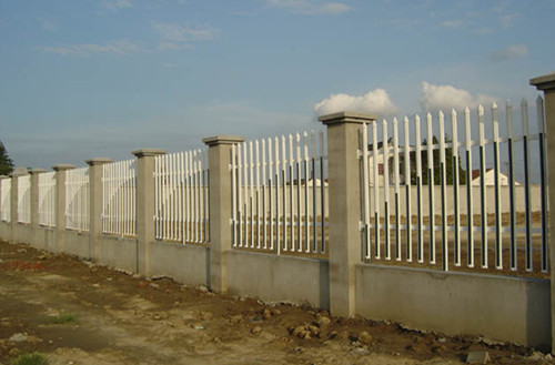 墙基固定——PVC护栏
