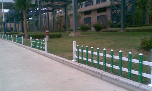 绿色草坪护栏