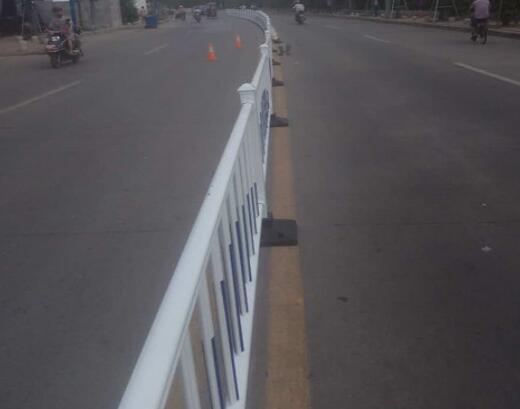 罗村金湖市场锌钢公路护栏安装